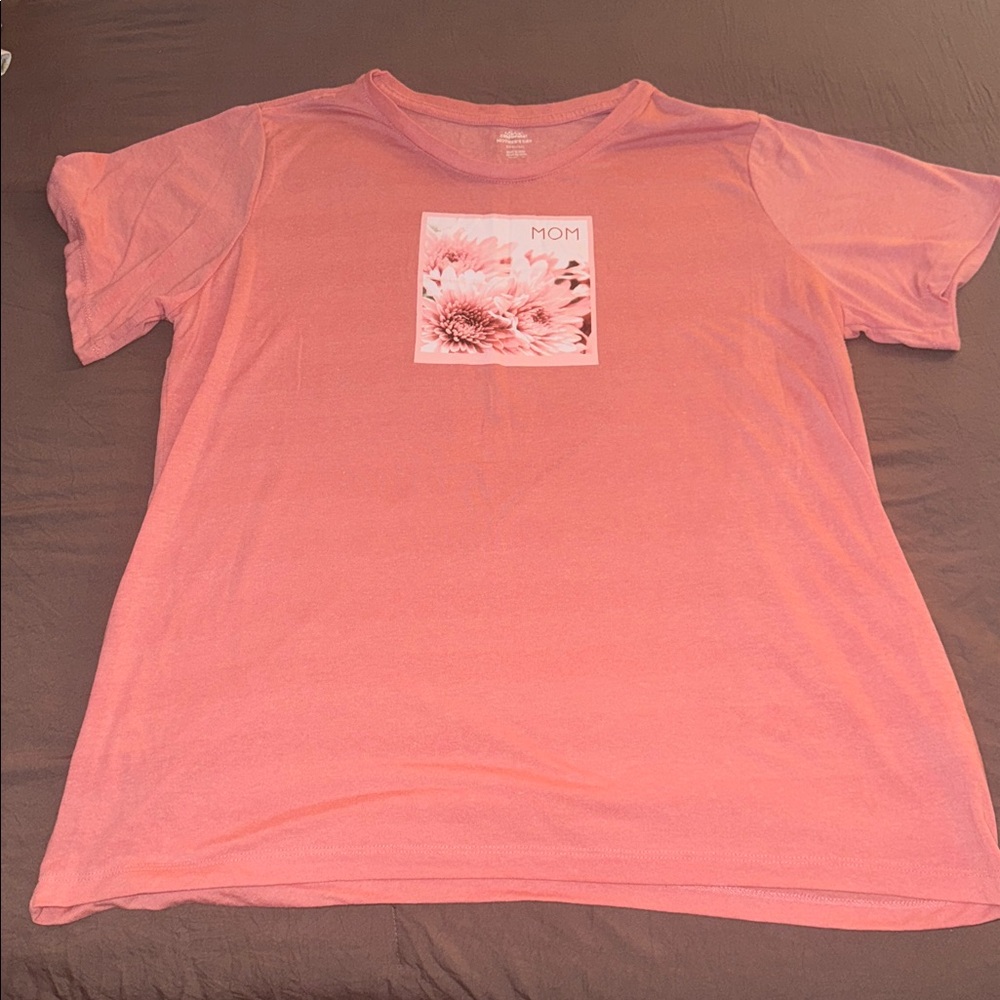 Pink Graphic T-Shirt with Floral “Mom” Design